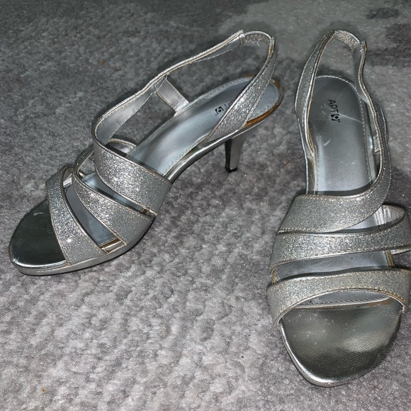 Silver Heels - Picture 1 of 5